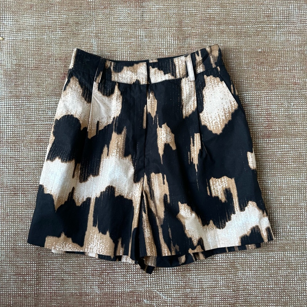 Black & Gold Abstract Print Tailored Women's Shorts size 4